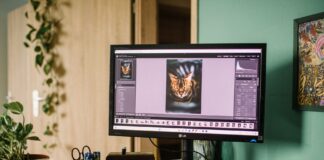 Biurko domowe z monitorem z uruchomionym programem do edycji zdjęć