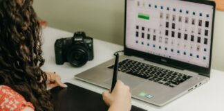 Kobieta przy laptopie obrabiająca zdjęcia na tablecie graficznym