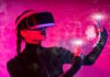 Tworzenie cyfrowych murali na potrzeby VR i metaverse z użyciem AI Młoda kobieta w goglach VR tworzy cyfrowy mural w futurystycznym interfejsie