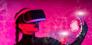 Młoda kobieta w goglach VR tworzy cyfrowy mural w futurystycznym interfejsie