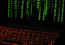 Co robią artyści, gdy program się zawiesza: błędy systemu jako źródło nowych efektów Co robią artyści, gdy program się zawiesza: błędy systemu jako źródło nowych efektów