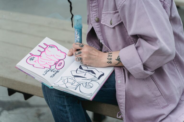 Blackbook do graffiti: jak prowadzić szkicownik i jakich markerów używać?