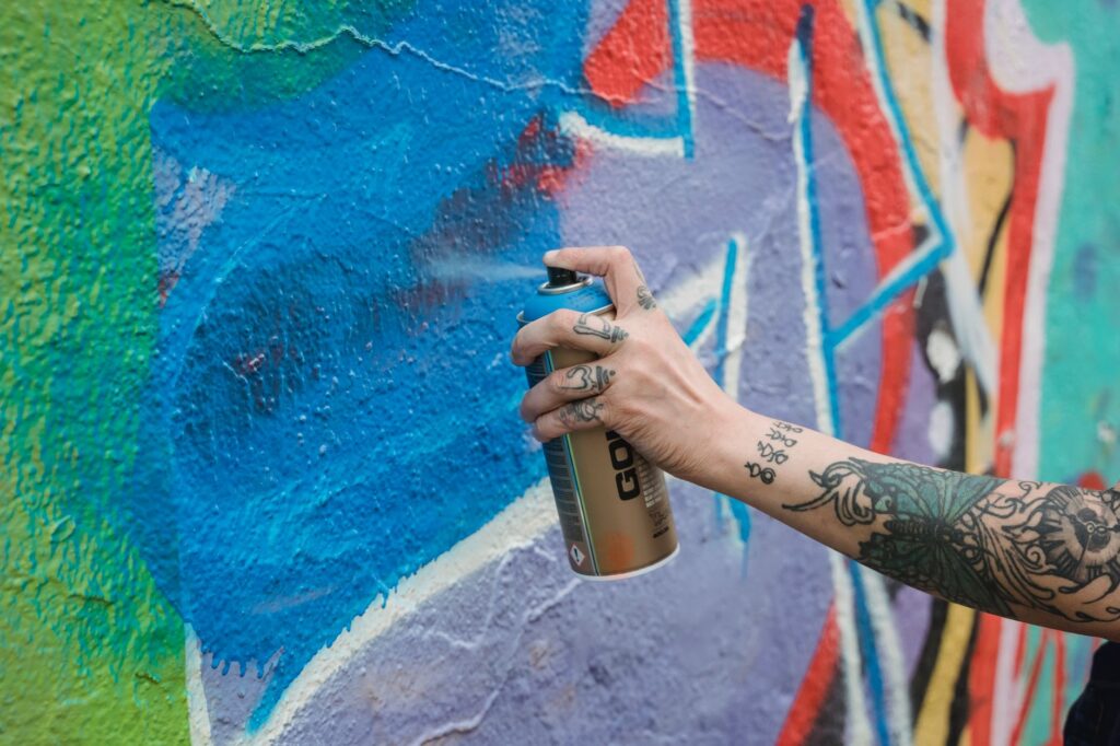 Jak dobrać kolory w graffiti? Koło barw i zasady tworzenia kontrastowego outlinu