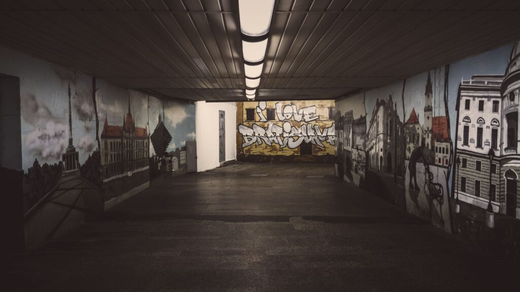 Podziemne przejście ozdobione kolorowym graffiti i muralami