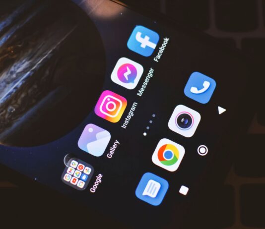 Czy kompresja stratna w social mediach niszczy sztukę cyfrową? Jak serwisy psują jakość grafik