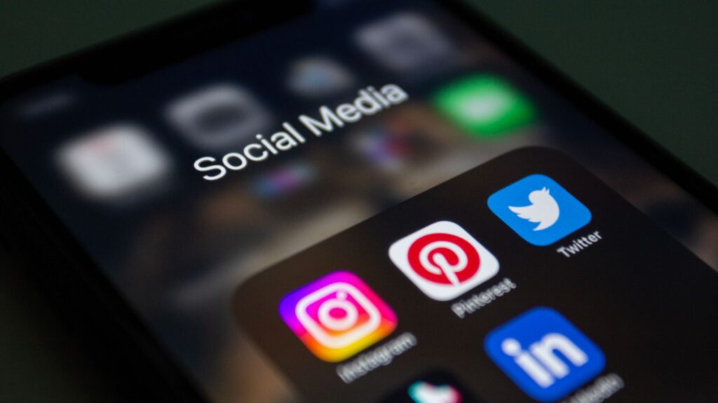 Czy kompresja stratna w social mediach niszczy sztukę cyfrową? Jak serwisy psują jakość grafik
