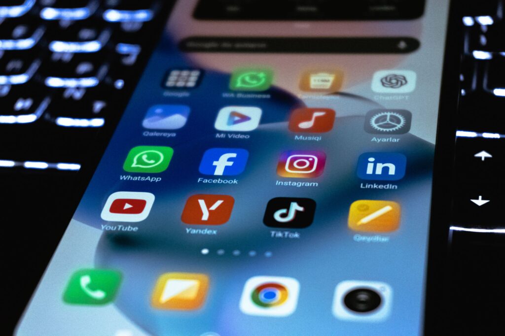Czy kompresja stratna w social mediach niszczy sztukę cyfrową? Jak serwisy psują jakość grafik